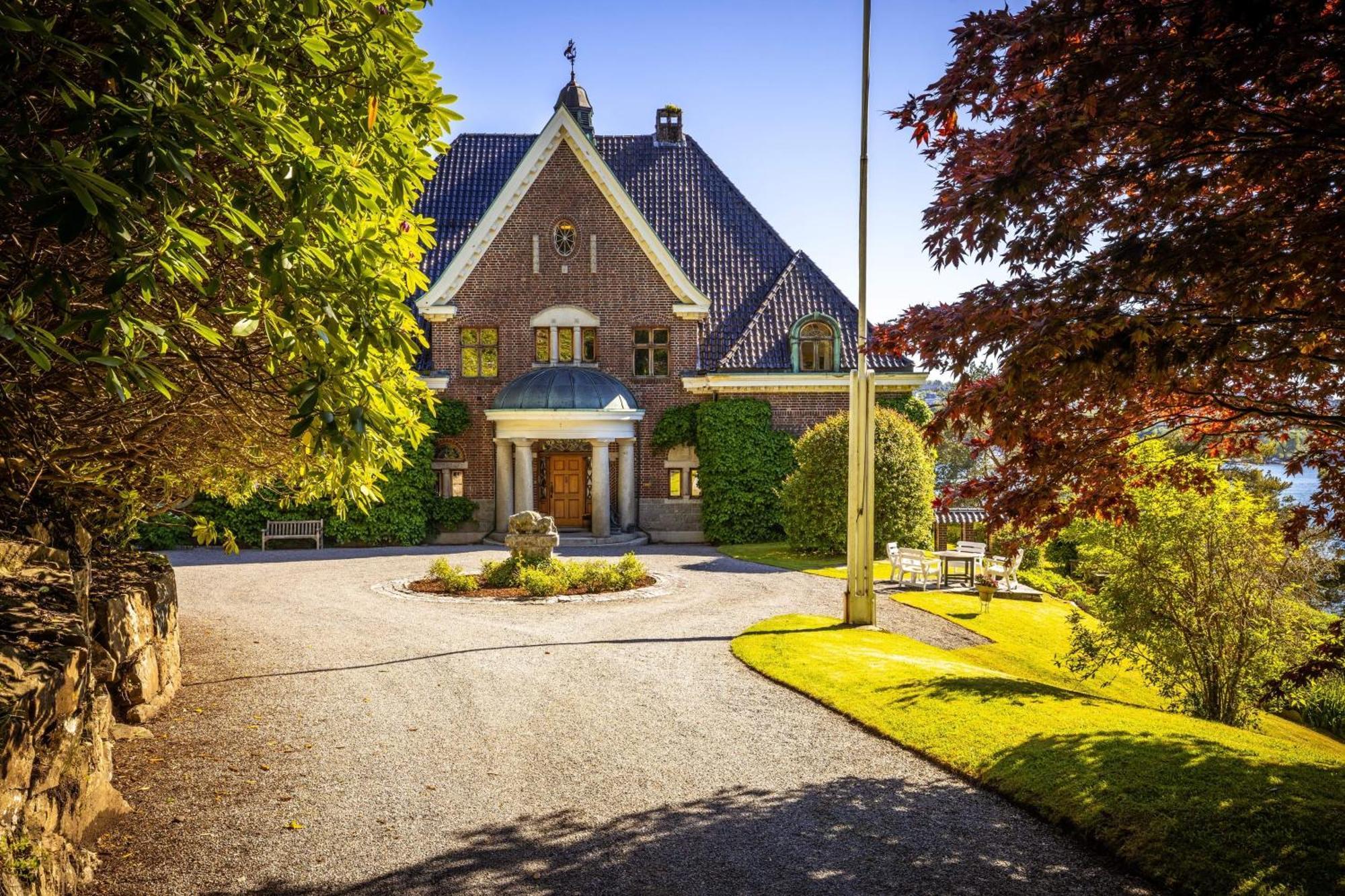 Unique Victorian Villa With Private Coastline Берген Экстерьер фото