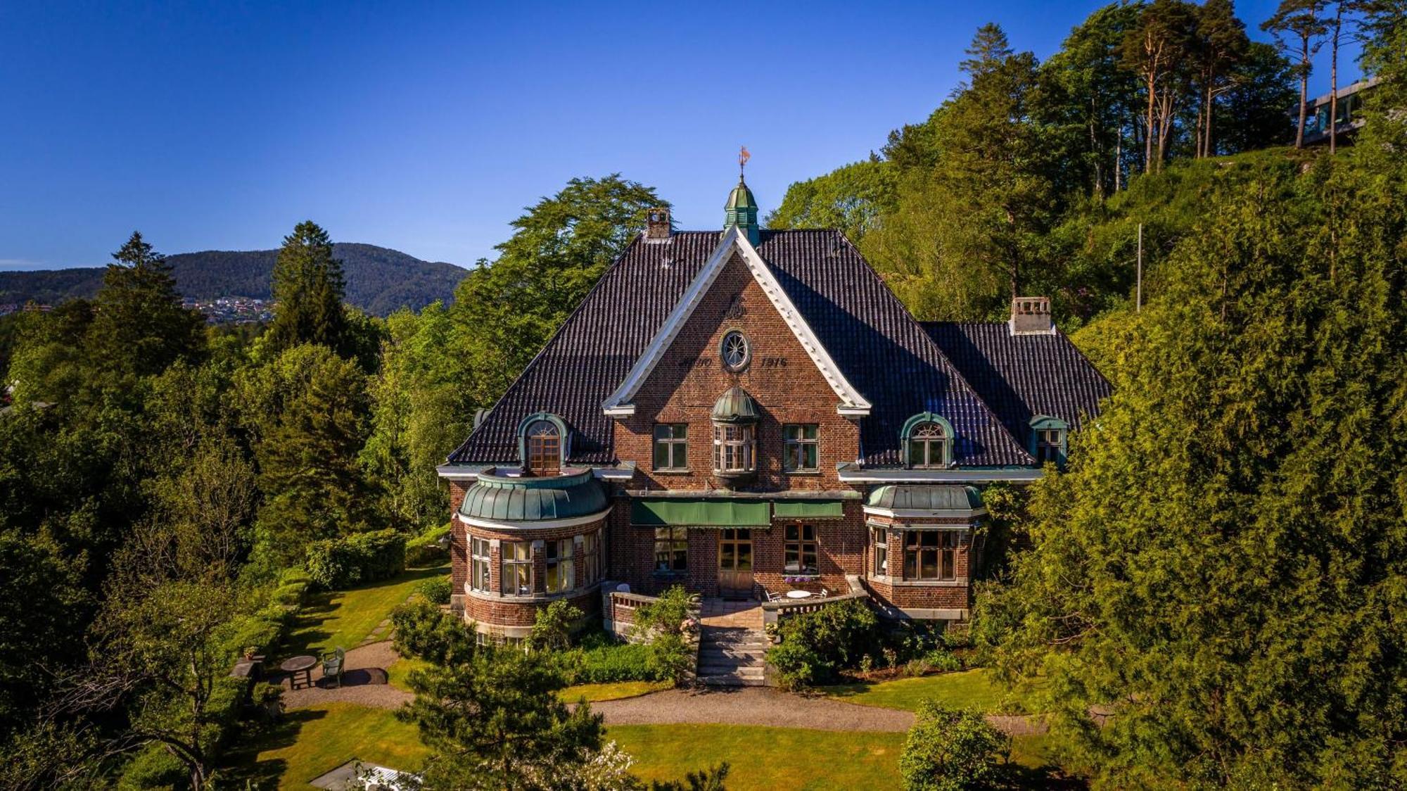 Unique Victorian Villa With Private Coastline Берген Экстерьер фото