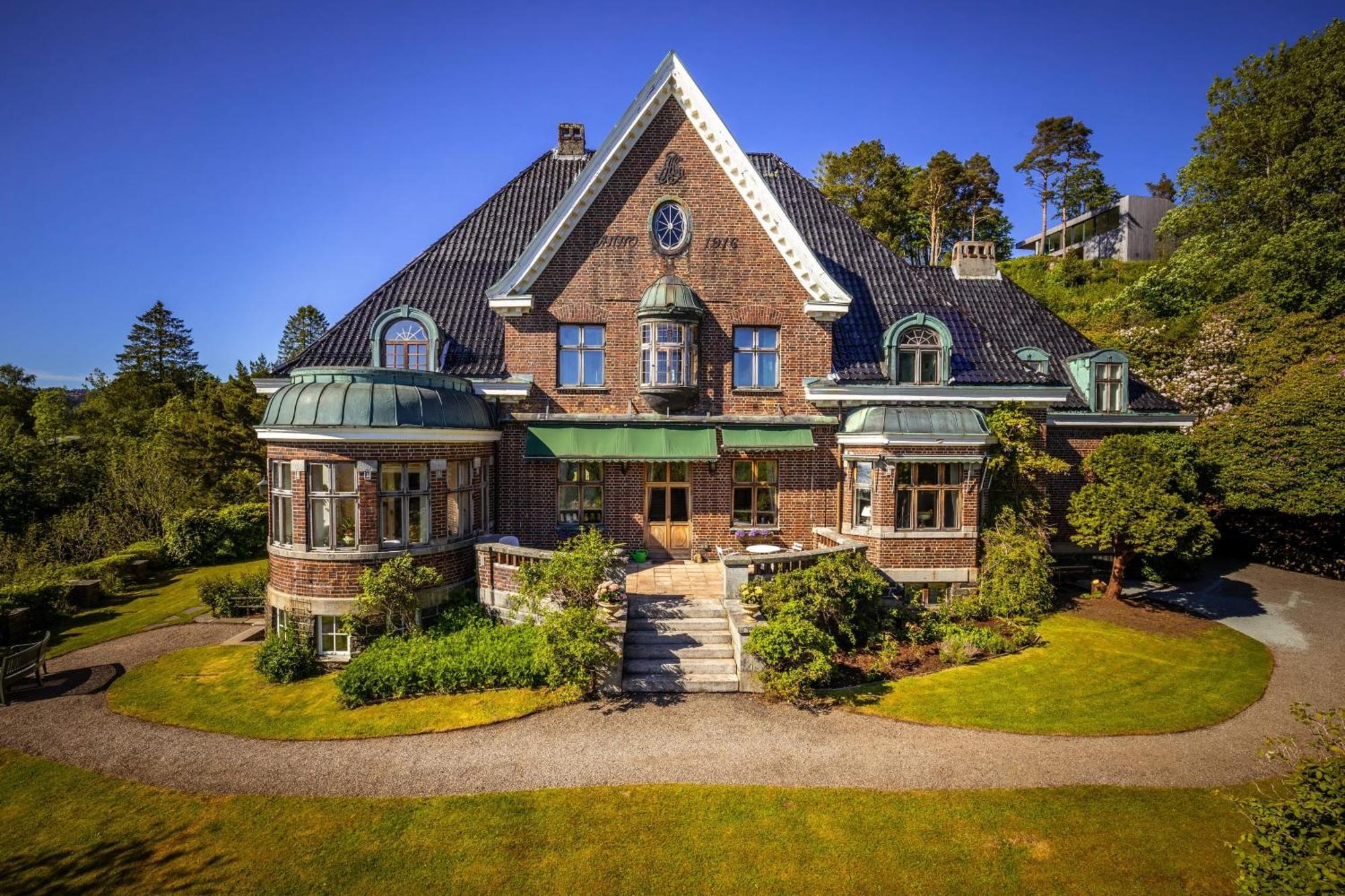 Unique Victorian Villa With Private Coastline Берген Экстерьер фото