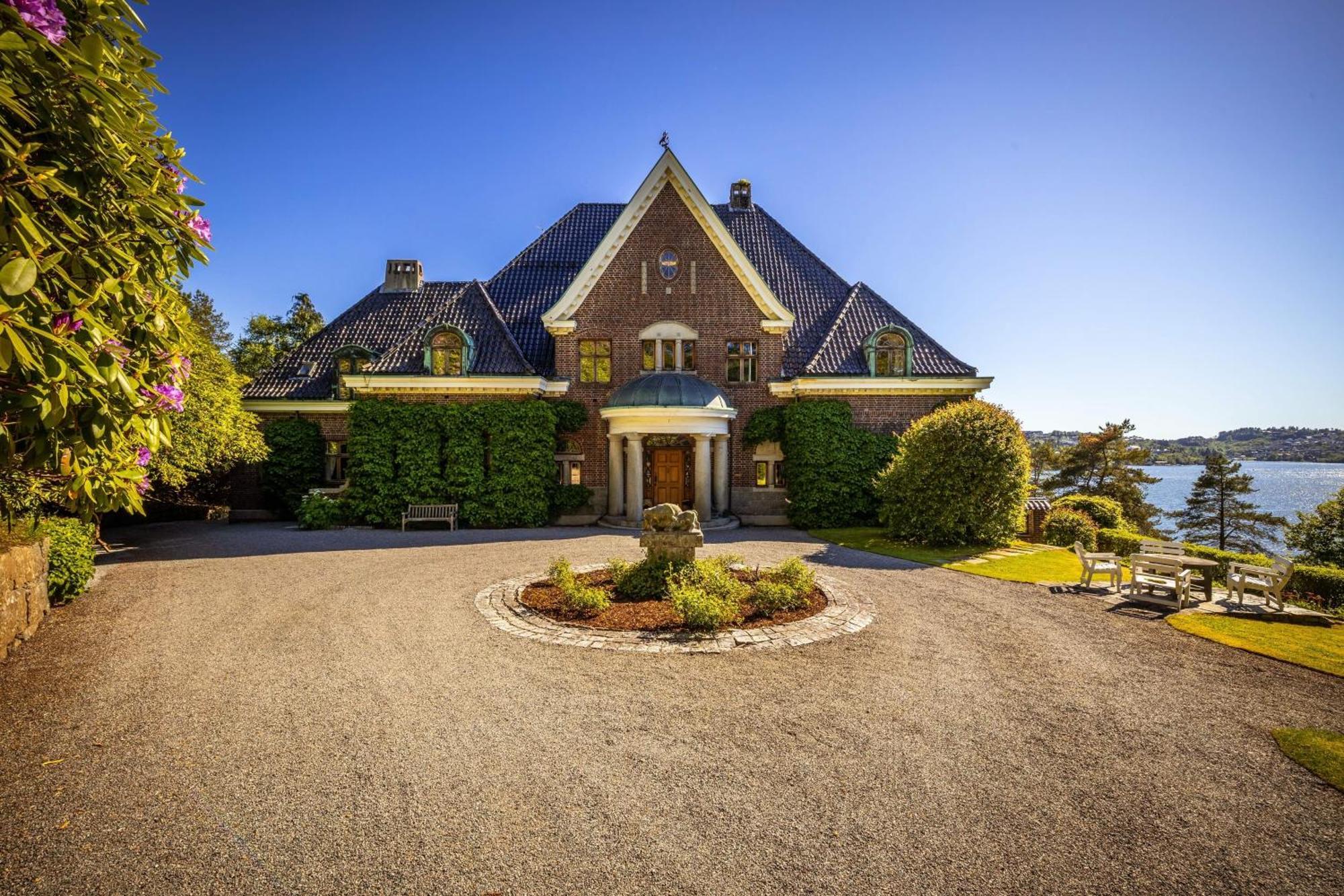 Unique Victorian Villa With Private Coastline Берген Экстерьер фото