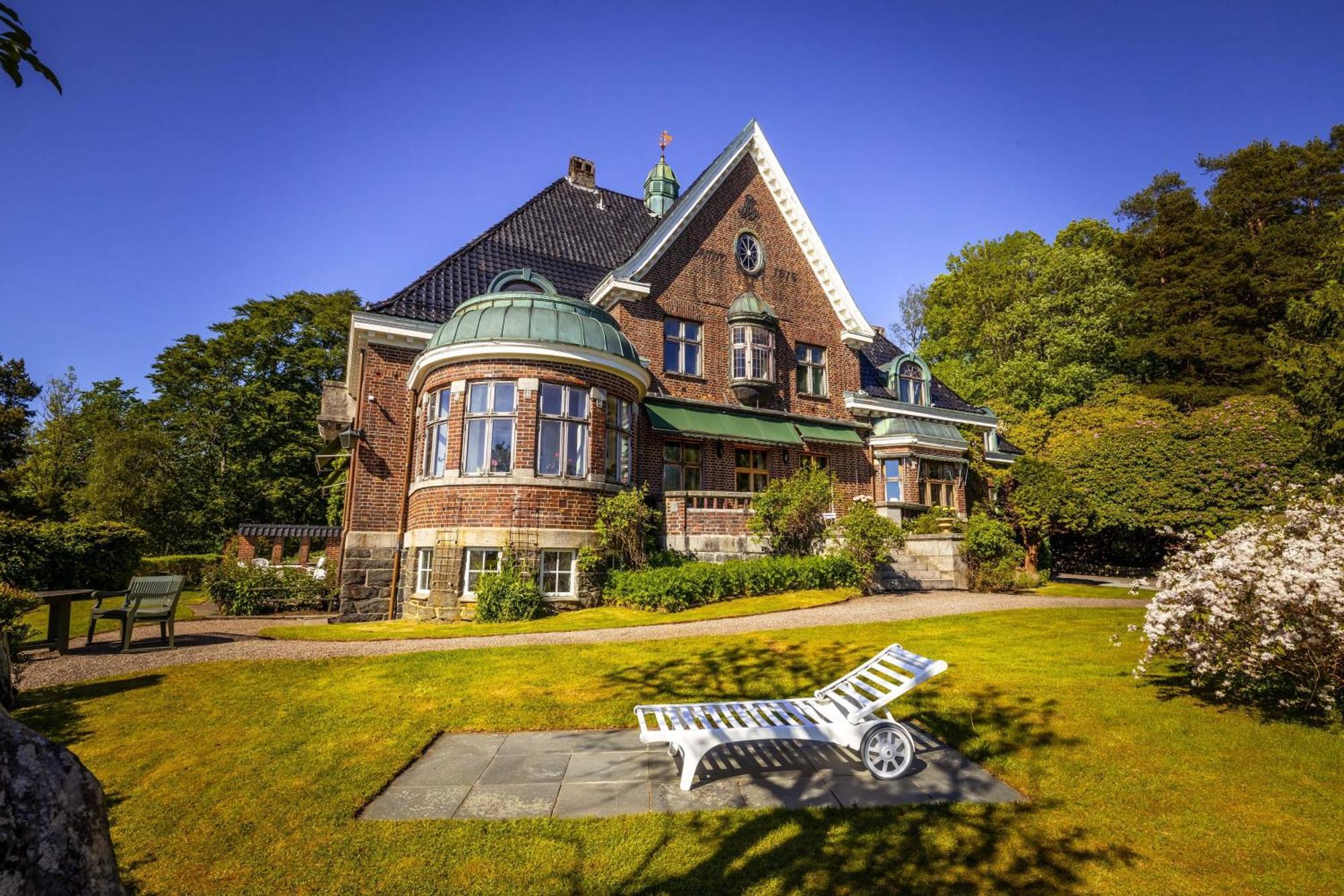 Unique Victorian Villa With Private Coastline Берген Экстерьер фото