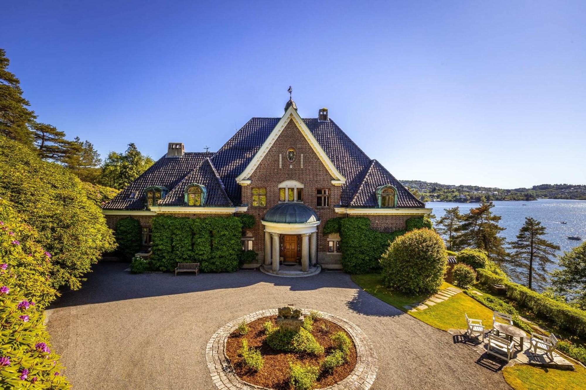 Unique Victorian Villa With Private Coastline Берген Экстерьер фото
